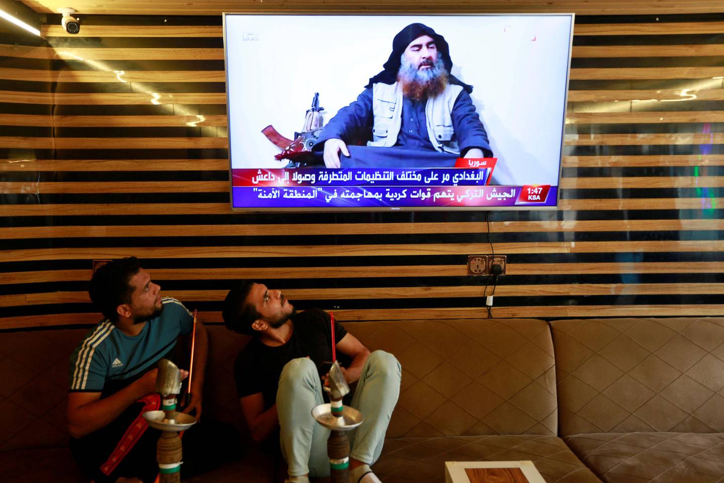 Iraqi youth watch the news of Islamic State leader Abu Bakr al-Baghdadi death, in Najaf, Iraq October 27, 2019. REUTERS/Alaa al-Marjani     TPX IMAGES OF THE DAY