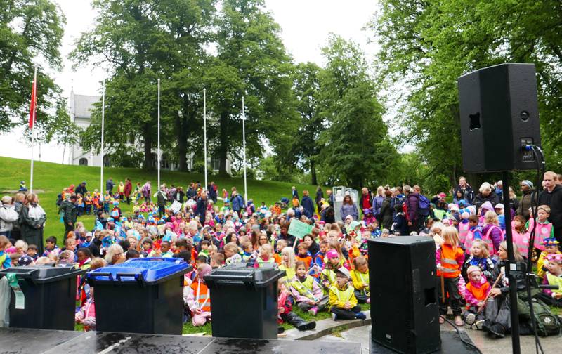 STORT ENGASJEMENT: Det var 745 påmeldte barn og voksne fra Fredrikstad, som gikk i demonstrasjonstog og samlet seg i Lykkeberg-parken onsdag.
