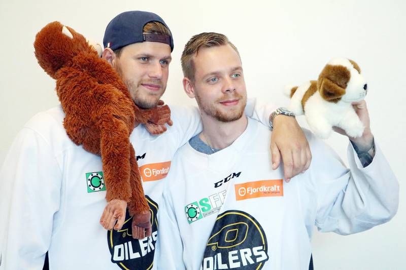 Tommy Kristiansen og Markus Søberg med hver sin bamse. Foto: Pål Karstensen