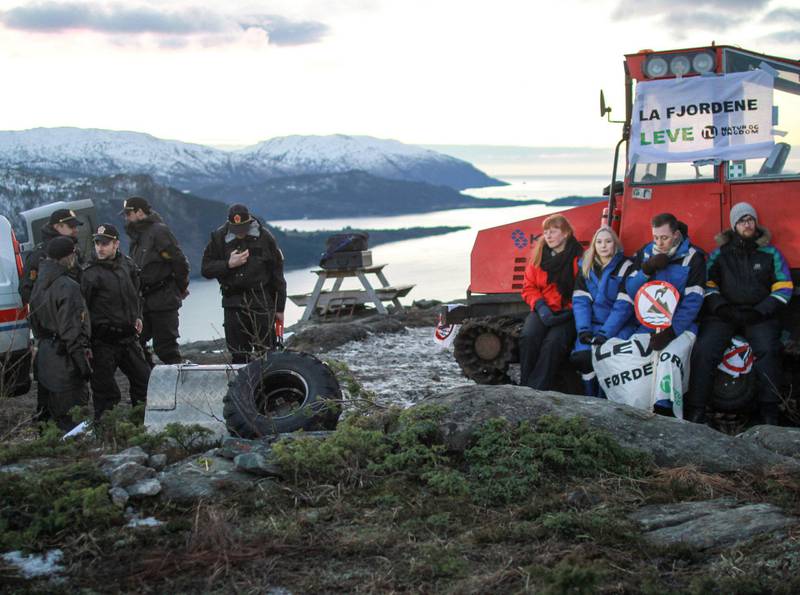4 MILLIONER TONN: Allerede i 2016 lenket aksjonister fra Natur og Ungdom seg fast nær Førdefjorden, i protest mot Nordic Minings gruveplaner.     Selskapet har fått tillatelse til å deponere 4 millioner tonn avgangsmasse i fjorden hvert år. Planlagt oppstart er i 2022, opplyser administrerende direktør Ivar S. Fossum. FOTO: AMANDA IVERSEN ORLICH/ NATUR OG UNGDOM