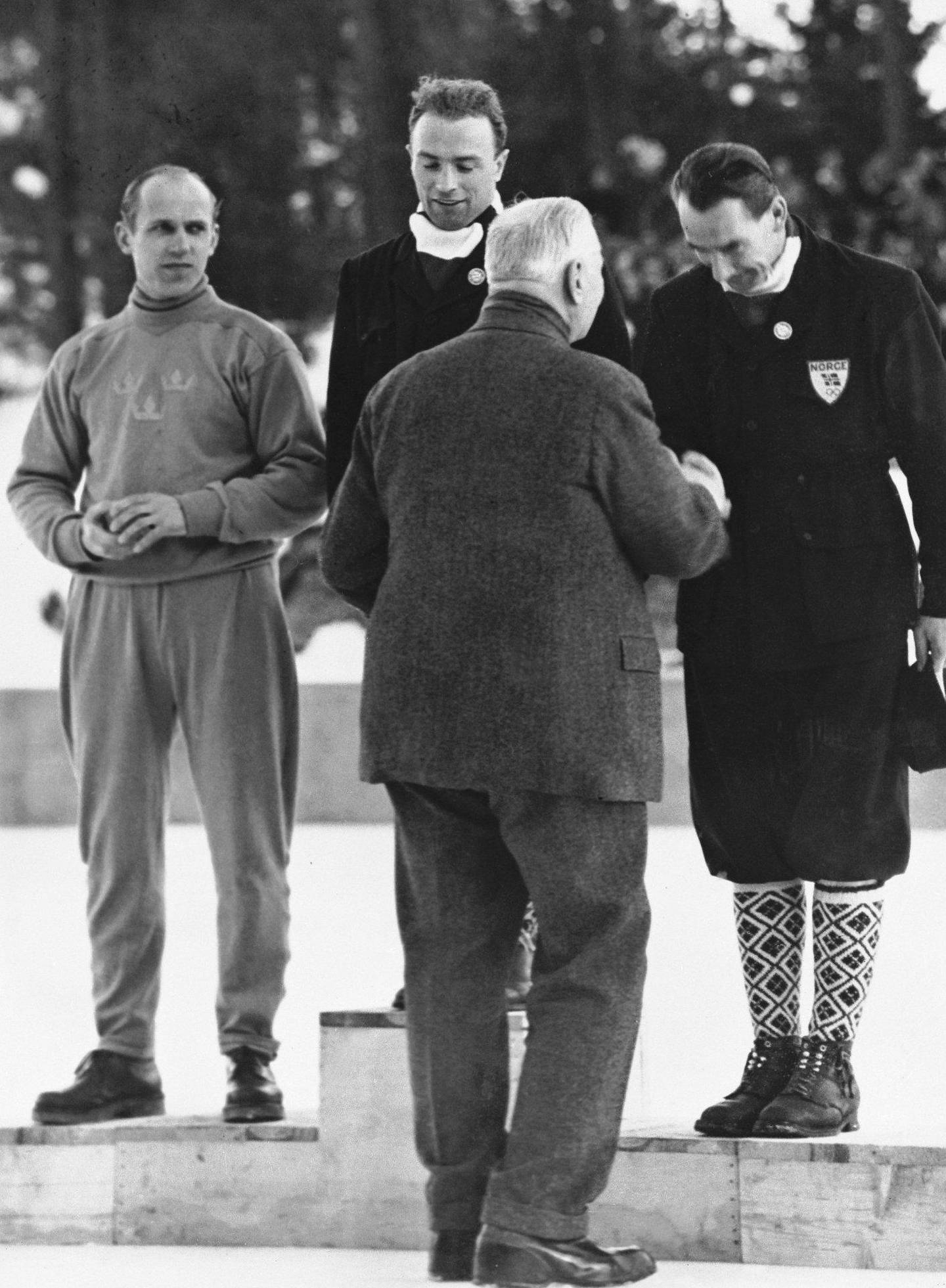 Seierspallen i OL 1948 i St. Moritz: Gullvinner Sverre Farstad flankert av sølvvinner Åke Seyffarth (t.v.) og Odd Lundberg. Foto: NTB