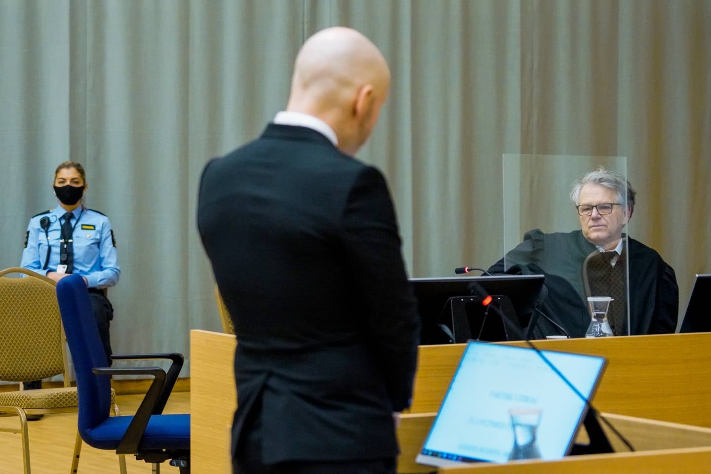Terrordømte Anders Behring Breivik og forsvarer Øystein Storrvik i den provisoriske rettssalen i Skien fengsel der han kravde å bli prøvelauslaten.
Foto: Ole Berg-Rusten / NTB / NPK