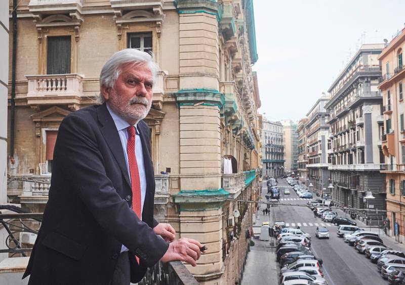 Forsvarsadvokat og fengselsobservatør i Forsvarerforeningen, Riccardo Polidoro, på balkongen utenfor sitt kontor i fasjonable Santa Lucia i Napoli.