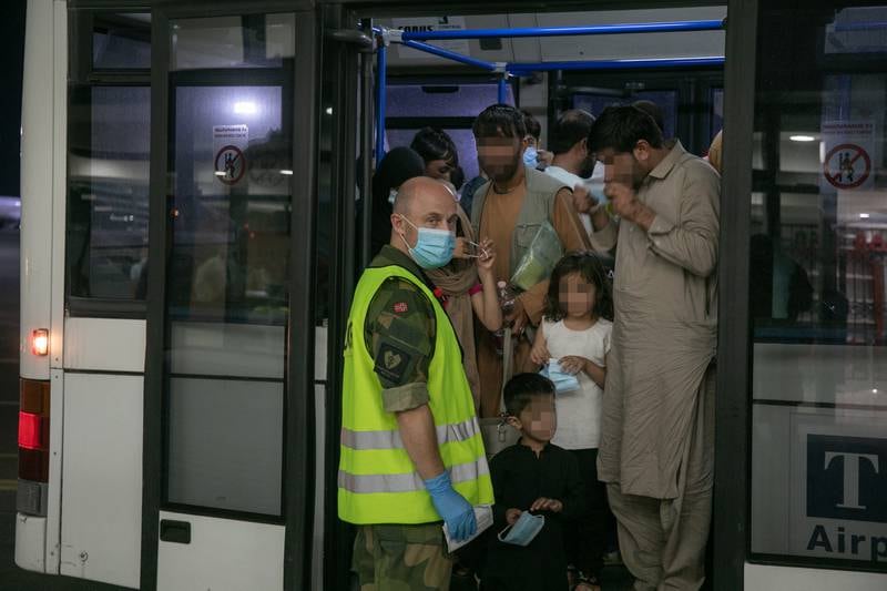 Soldater fra Brig Nord er på Tblisi Internasjonale flyplass og bistår iarbeidet med evakueringen av sivile ut av Kabul i Afghanistan.