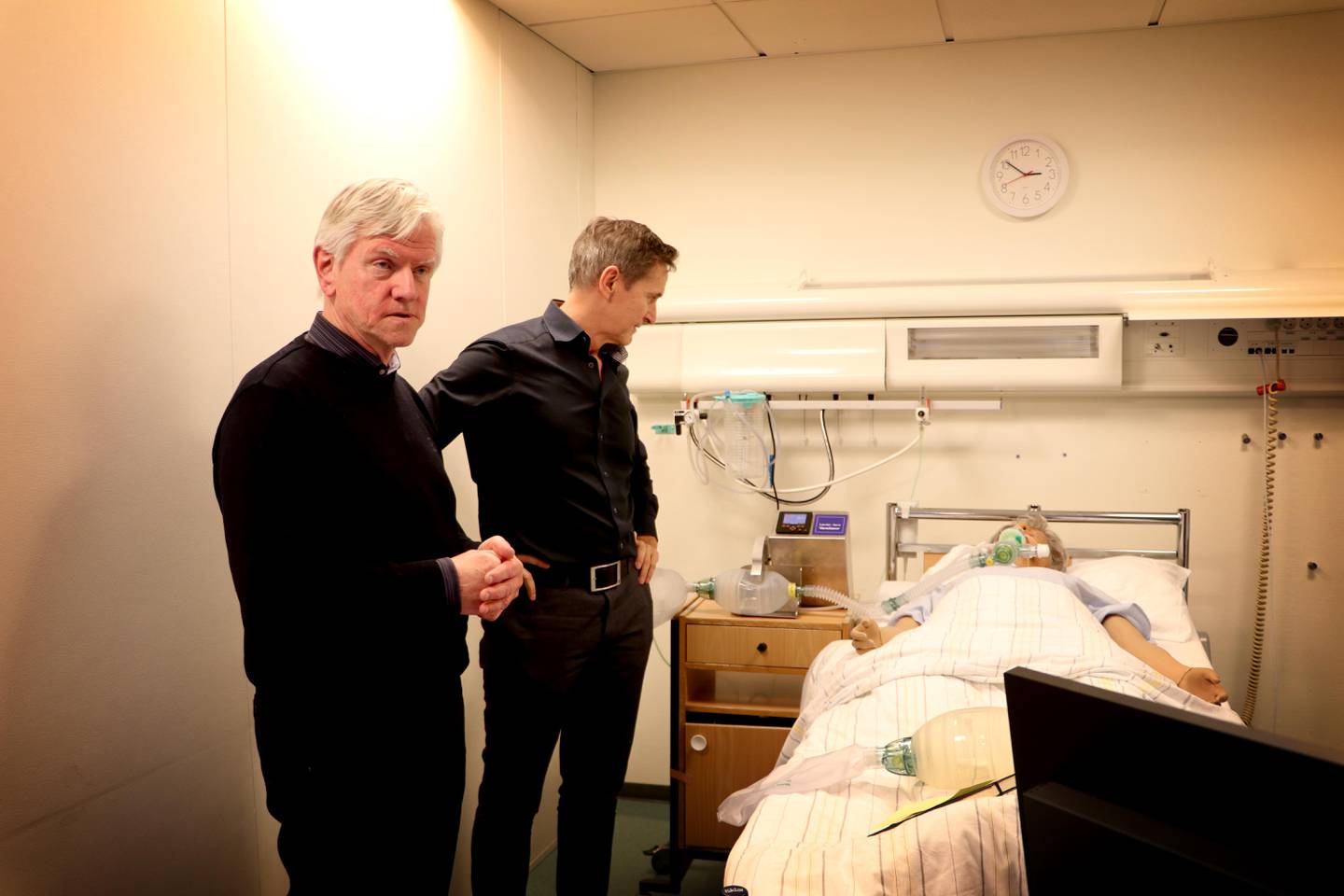 Tore Lærdal og seksjonsoverlege intensiv ved SUS, Kjell Kaisen, viser hvordan nød-respiratoren fungerer.