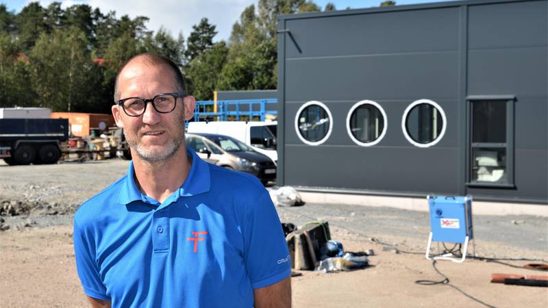 Daglig leder i Felgteknikk Norge, Oddbjørn Granli, samler hele virksomheten på Åkebergmosen i Råde. 1.000 kvadratmeter av nybygget skal brukes til rehabilitering av skadede aluminiumsfelger.