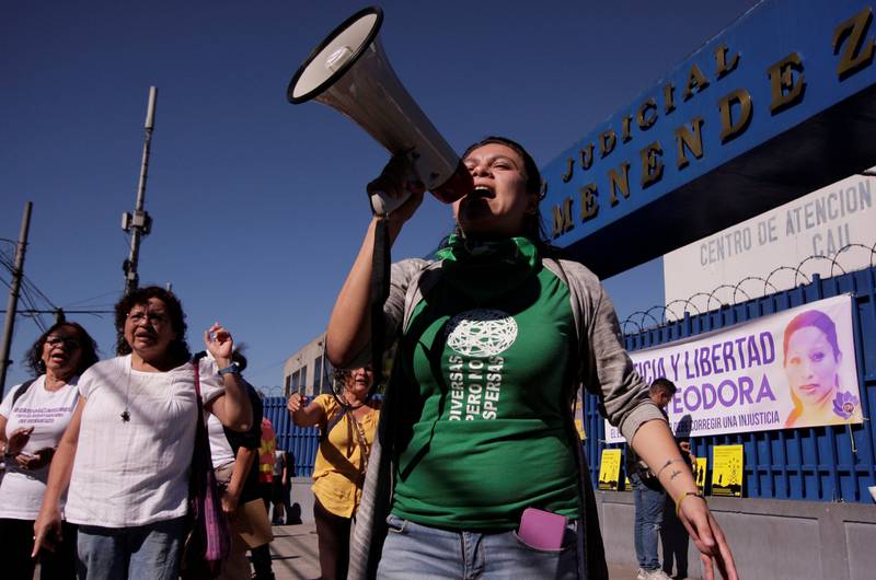 Demonstranter møtte opp utenfor rettssalen da Teodora Vasquez’ ankesak skulle behandles. I El Salvador er abort totalforbudt, og Vasquez ble dømt til 30 års fengsel etter å ha opplevd en dødfødsel i 2007.