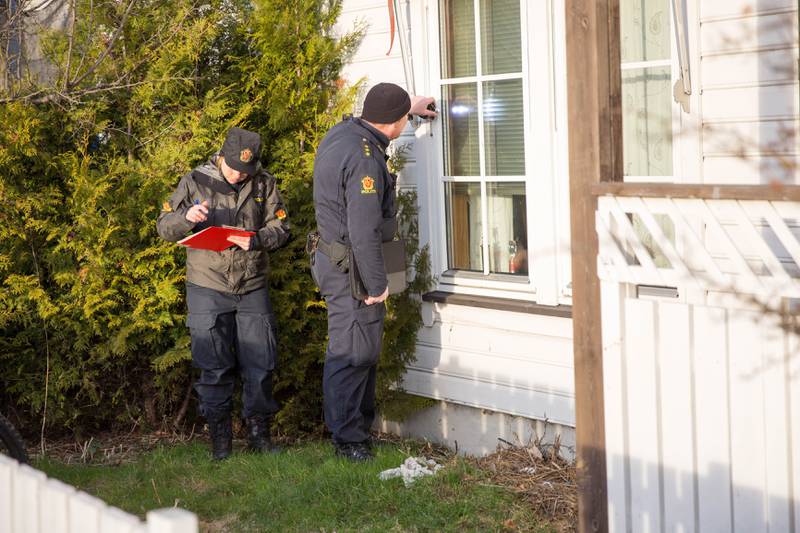 Knivdrapet skjedde i en leilighet på Jeløy tilbake i 2016. Her undersøker krimteknikere fra politiet åstedet dagen derpå.