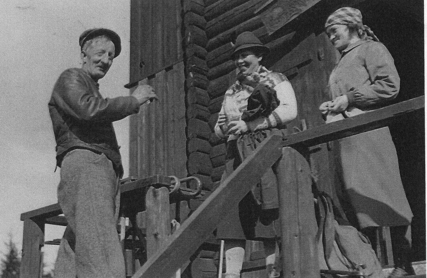 Påske: Birger Blanktvannsbråten, Hjørdis Stranger og hushjelpen Agnes fra Bega, i påsken 1938