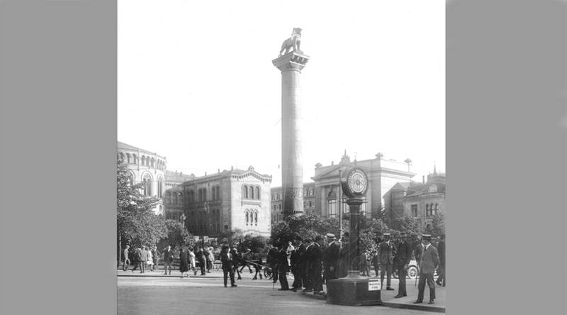 Folkeliv på Karl Johans gate under prøveoppstillingen av søylen i 1926.
