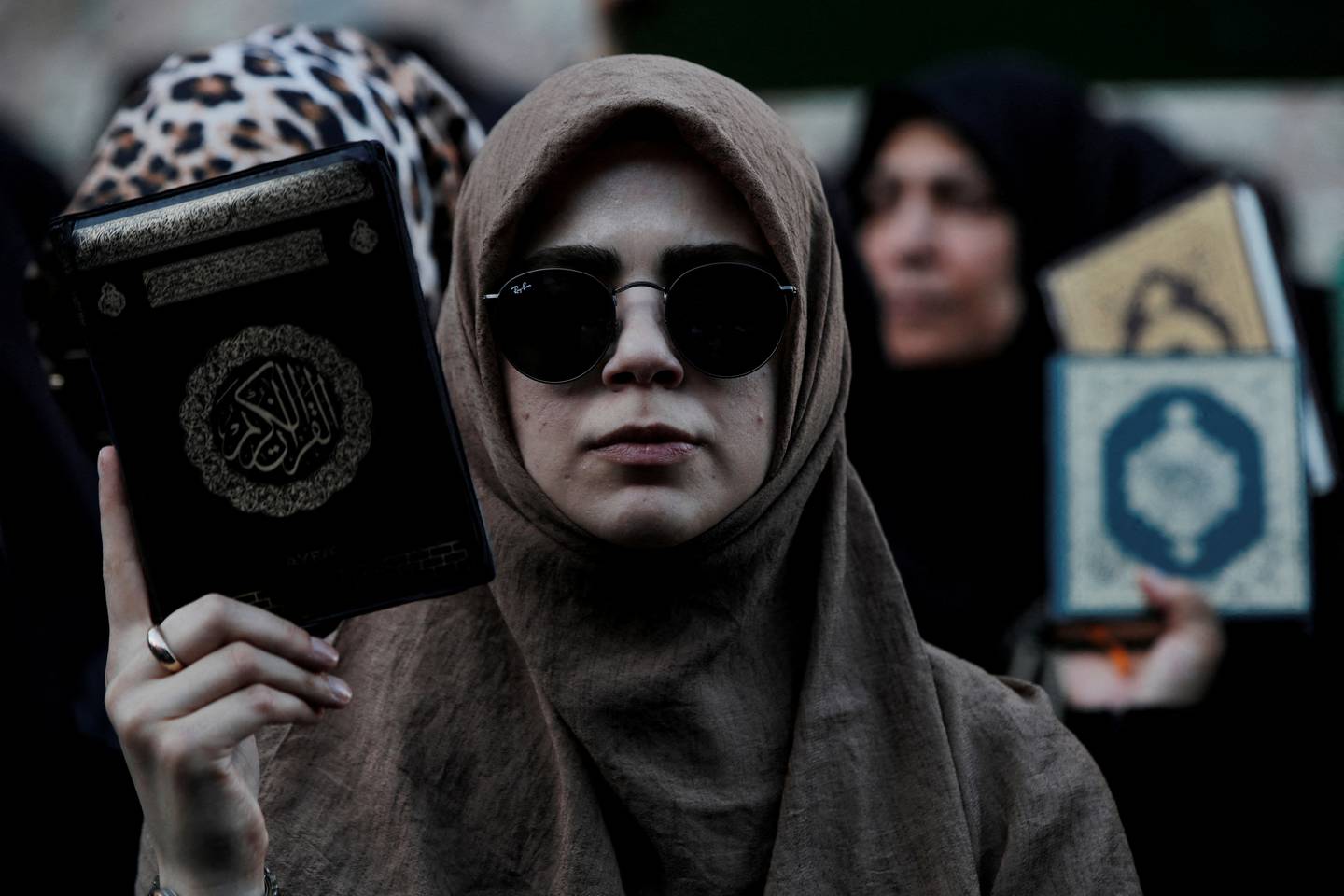Brenning av Koranen har rystet den muslimskeverden. Her holder flere demonstranter Koranen foran den svenske ambassaden i Tyrkia.