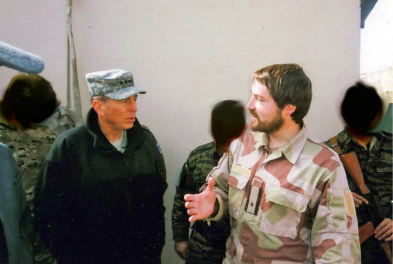 Alek Wikli har har tidligere vært offiser i det norske Forsvaret. Her i samtale med firestjerners general David Petraeus i Afghanistan. Soldatene i bakgrunnen er sladdet av sikkerhetshensyn. 