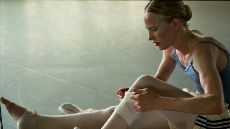 Lara drømmer om en framtid som ballettdanser, men må overvinne større hindre enn de fleste av venninnene. Her                Victor Polster som Lara. FOTO: EUROPAFILM