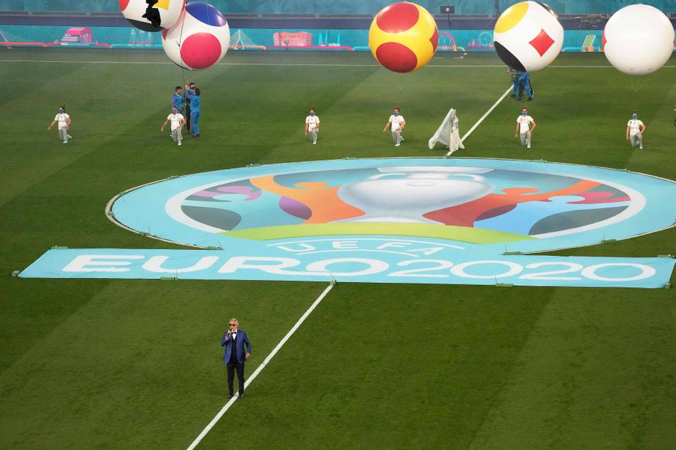 Andrea Bocelli i aksjon på Olympiastadion i Roma fredag kveld før Italia slo Tyrkia 3-0. Foto: