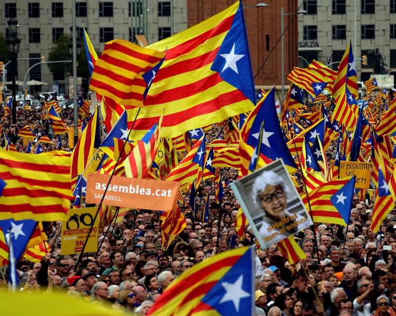En del av befolkningen i den spanske regionen Catalonia har lenge ønsket selvstendighet. Dette bildet    er fra Barcelona i november, da mange demonstrerte mot at den spanske regjeringen går rettens vei mot flere pro-uavhengighetspolitikere i Catalonia. 
