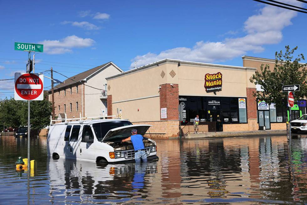 Flomvann i Newark, New Jersey, etter enorme regnskyll. Mange er døde både i New Jersey og New York etter uværet.