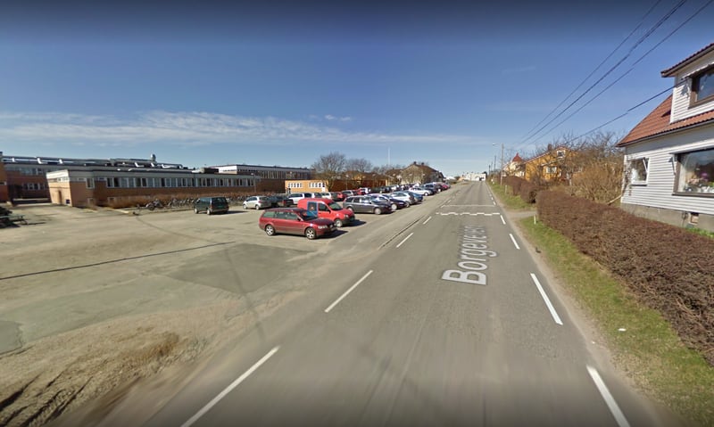 Råkjøringen skjedde blant annet forbi Borge ungdomsskole i Fredrikstad. Ifølge politiet kjørte mannen så fort at bilen lettet da den passerte en fartsdump.
