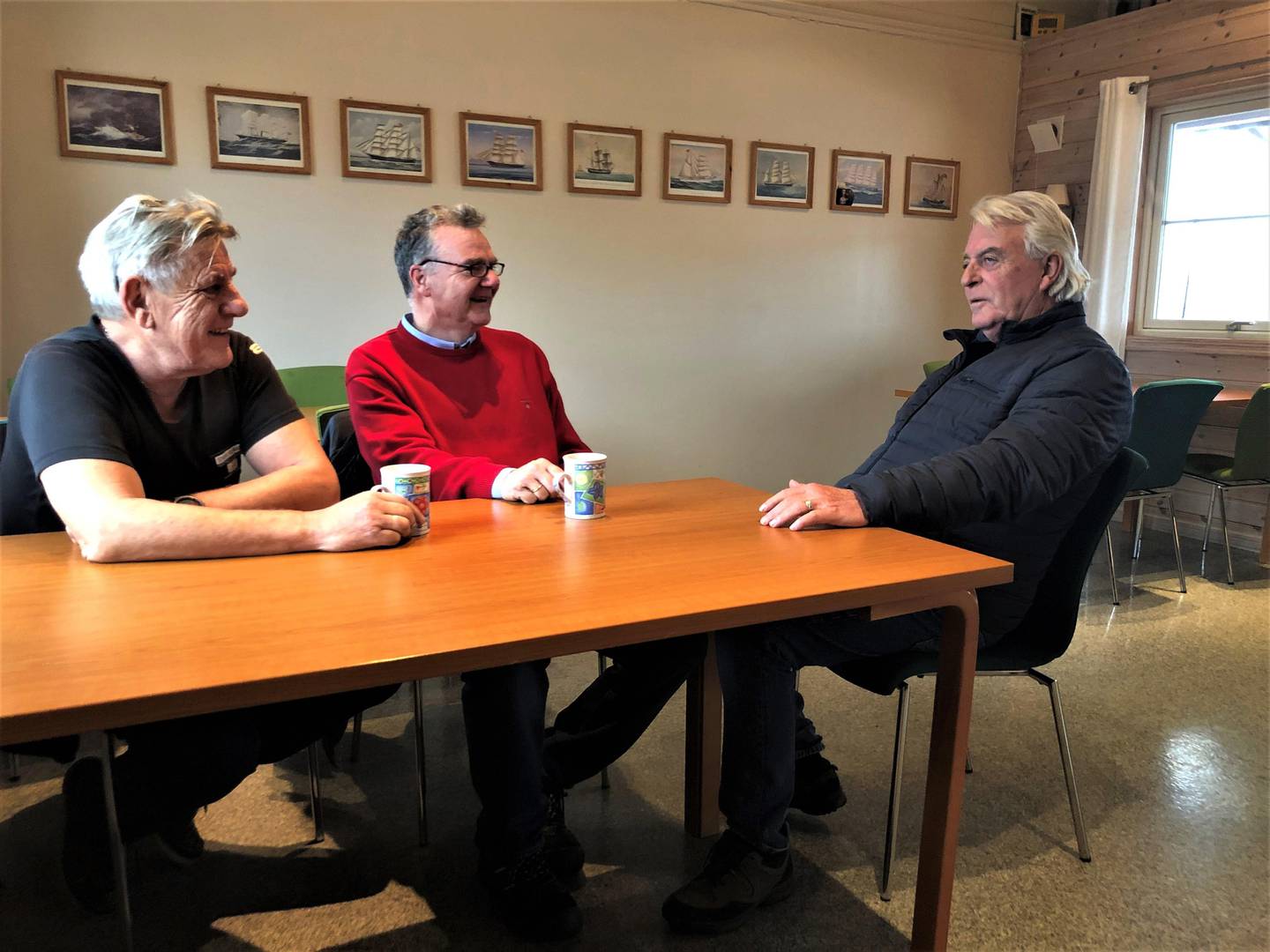 Kai Rud, Arild Tolfsen og Jan Magnussen tar ofte en kopp kaffe og «prekær om mangt og meget».