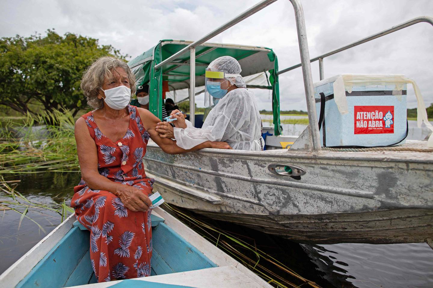 72 år gamle Olfa D'arc Pimentel får vaksine i delstaten Amazonas.