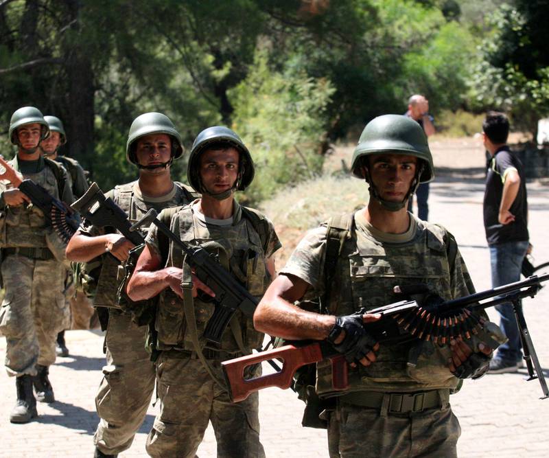 jakten: Tyrkiske soldater i Marmaris jakter på savnede soldater mistenkt for å være involvert i kuppforsøket. 