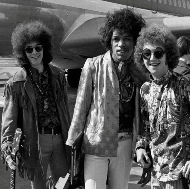 Jimi Hendrix med Noel Redding og Mitch Mitchell, etter en av mange landinger på Heathrow i 1967.