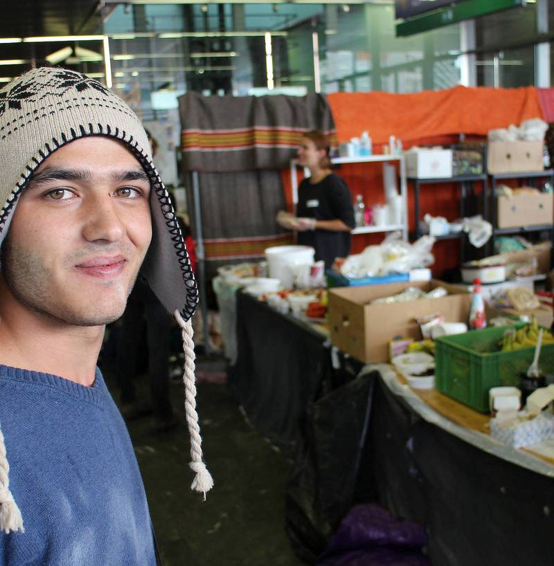 Job Mohammad (24) fra Homs i Syria er glad for å få frokost på hovedtogstasjonen i Wien i går. FOTO: ROY FREDDY ANDERSEN