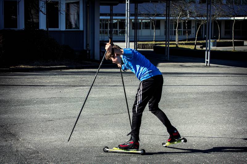 Marius Hansen hadde aldri stått på ski før han prøvde rulleski på skolen. Foto: Roy Storvik