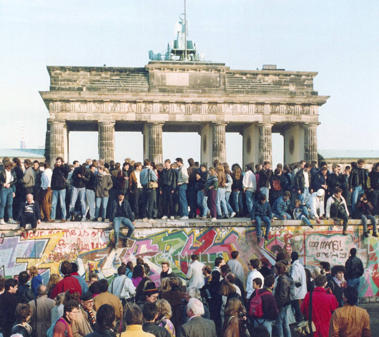 Det er 10. november 1989 og  man kan passere Berlinmuren akkurat som man ønsker. Kvelden før ble den åpnet.