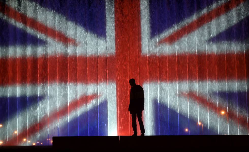 EU og Storbritannia er enige om datoer, organisering og prioriteringer for forhandlingene. Her står en mann foran en vegg i Zagreb som er opplyst av det britiske flagget for å minnes ofrene som ble drept i terrorangrepet i Manchester i mai.