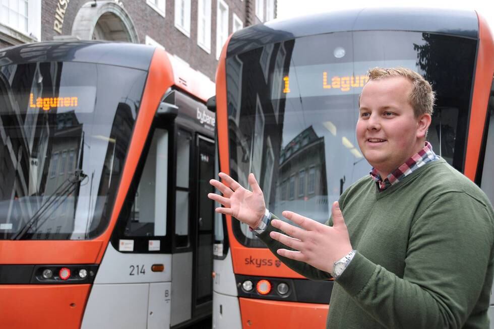 Jernbane- og bybane må være stammen i kollektivtilbudet sammen med et stort antall busser med hyppige avganger, mener Eirik Faret Sakariassen (SV).