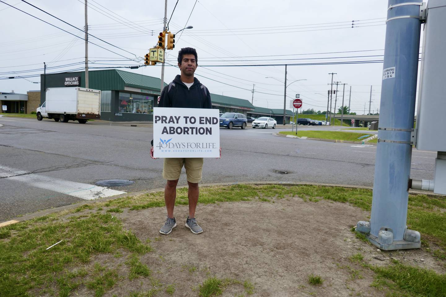 Colin Miranda holder en plakat med teksten "be for en slutt på abort".