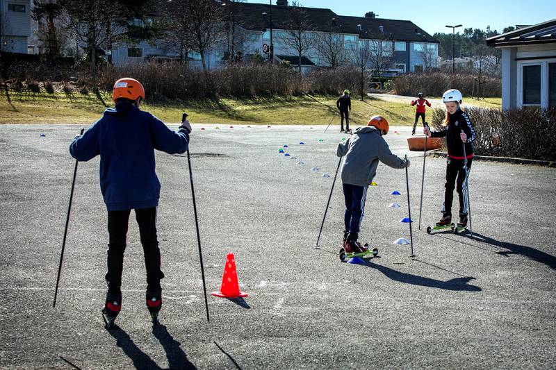 Else Fosså og klassekameratene tester rulleskiløypen i skolegården. Foto: Roy Storvik