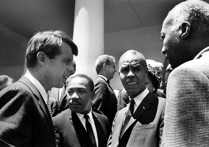 Justisminister Robert Kennedy i møte med ledere fra borgerrettighetsbevegelsen, i juni 1963. F.v.: Martin Luther King jr., Roy Wilkins, A. Phillip Randolph og advokat Joseph Rauh i bakgrunnen. 