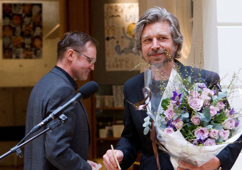 Kritiker Tom Egil Hverven (bak), leder for Gyldendals legatstyre, deler ut Gyldendalprisen 2011 på 400.000 kroner til Karl Ove Knausgård, etter utgivelsen av «Min kamp 6». 