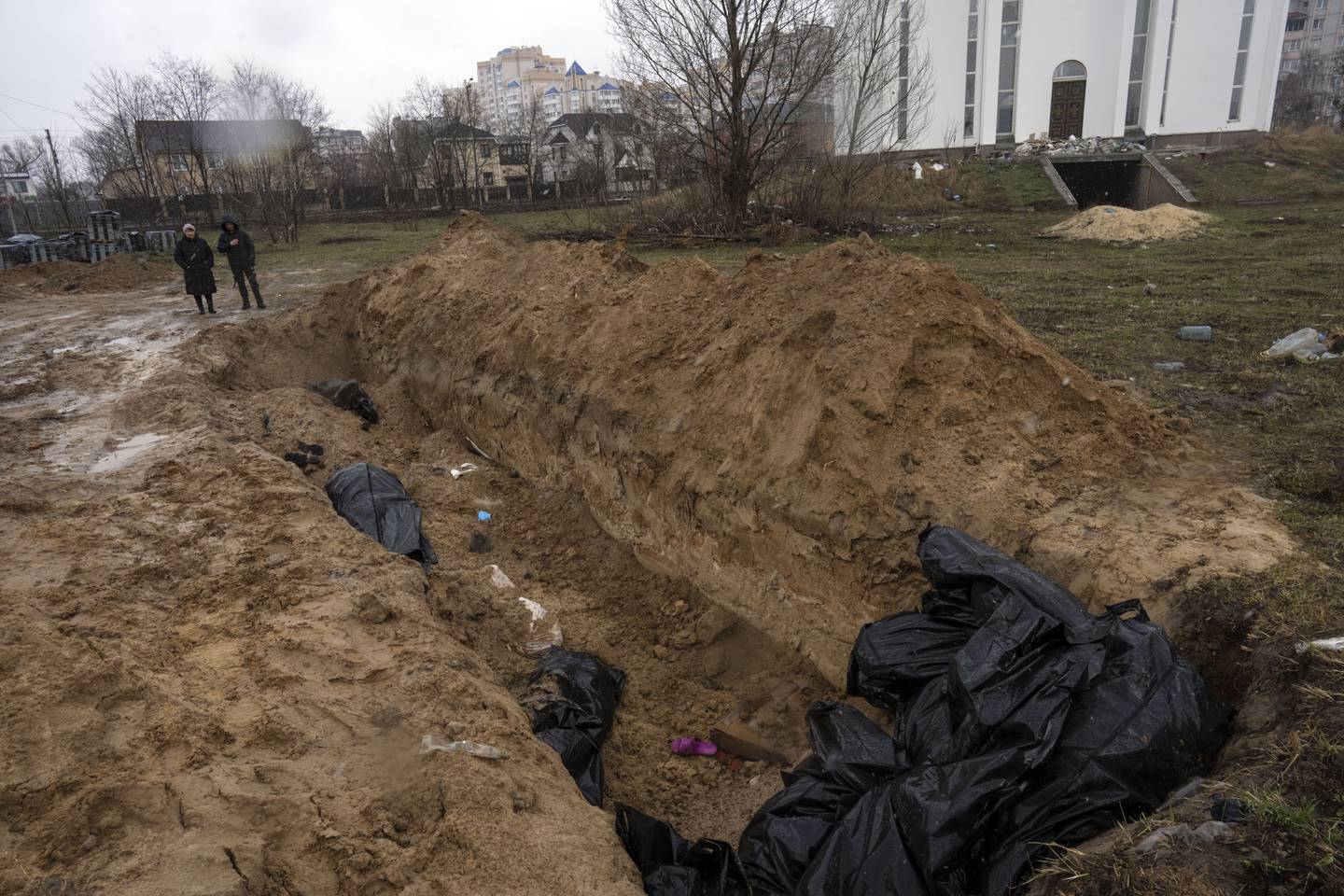 Naboer samler seg ved en massegrav i Kyiv-forstaden Butsja.