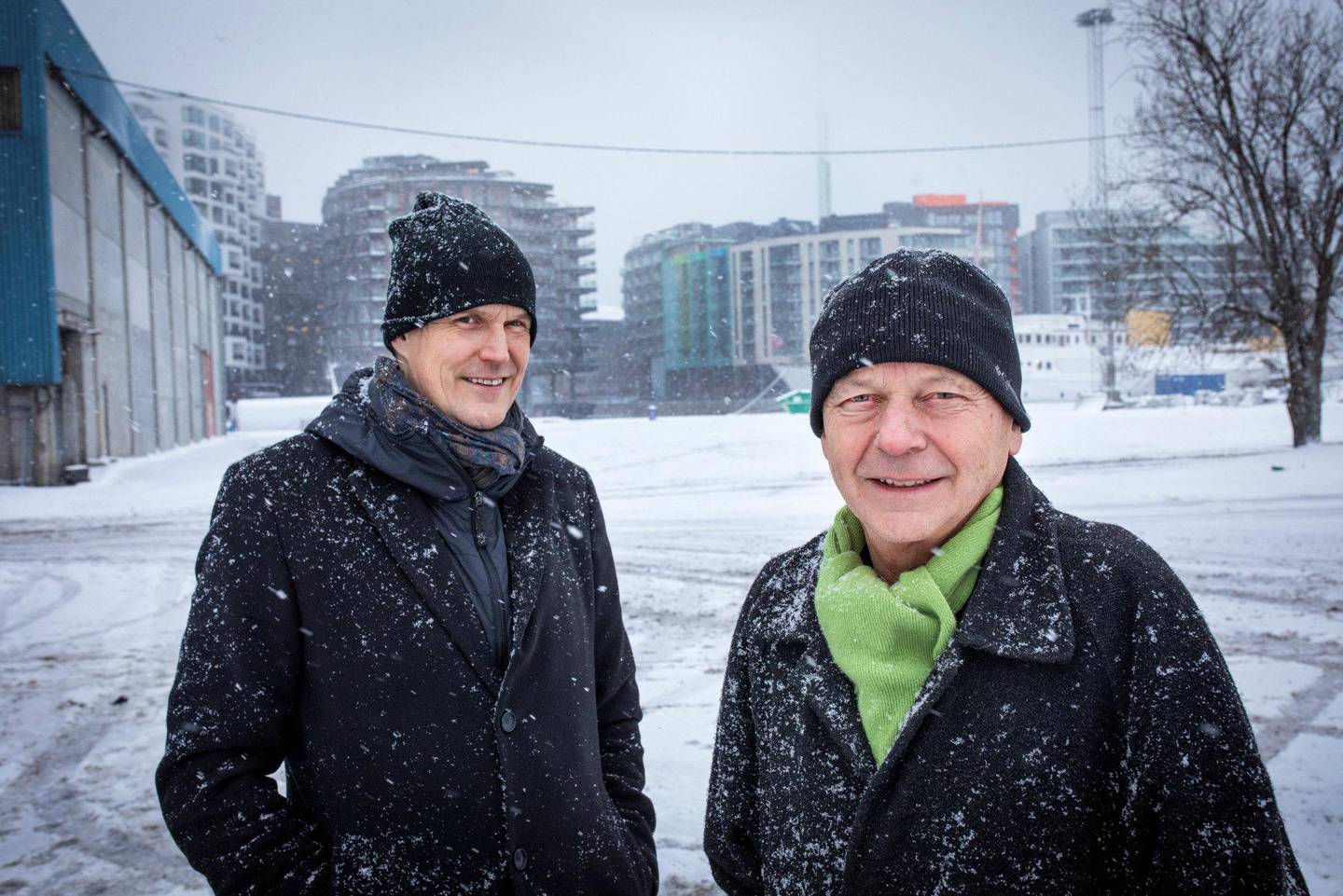 Sivilarkitektene Magne Magler Wiggen og Erik Collett (grønt skjerf) har store tanker om et containergalleri på Filipstad.