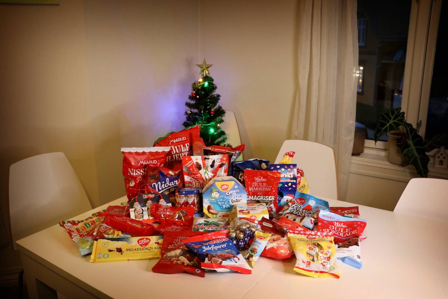 Rune Bjerga, Lilly Helene Bjerga, Tilde Salvesen Bø og RA har testet ut 29 forskjellige julegodterier og -snacks.