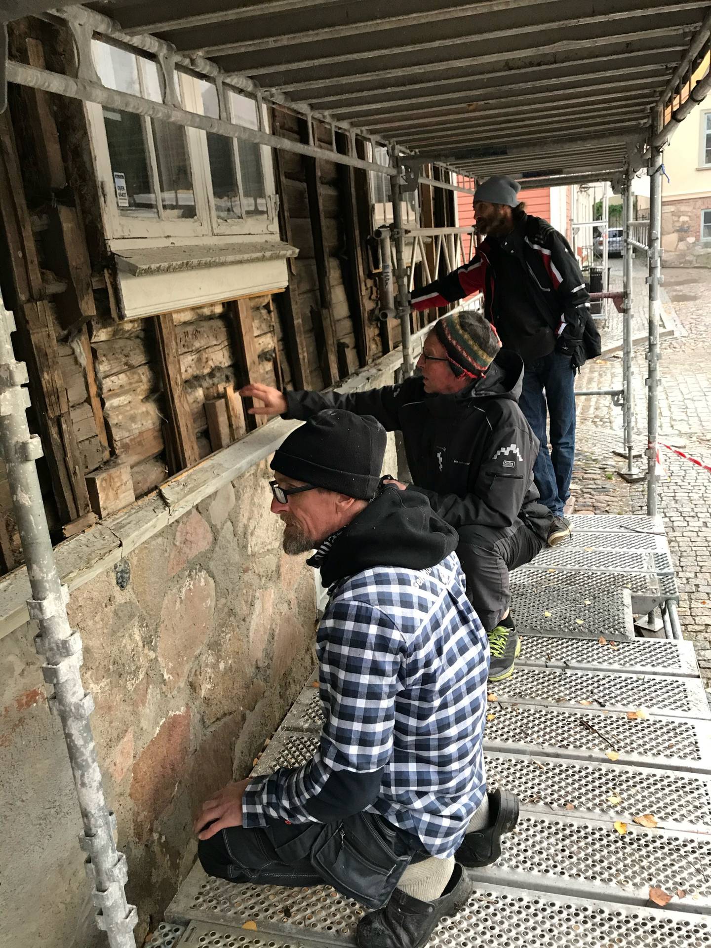 Selve restaureringsarbeidet ble utført av byggmester Geir Morten Olsen AS, mens Per-Willy Færgestad fra Akershus bygningsvernsenter har bistått foreningen gjennom hele restaureringsprosessen. Formidlingsdelen av prosjektet resulterte i et høvelkurs for håndverkere.