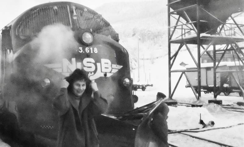 Ål stasjon: – Jeg kjente Elisabeth fra Arne fabrikker. Her var vi begge på vei hjem til Arna, sier Otto om denne «Anna Karenina» som poserer i damp foran lokomotivet i 1958.