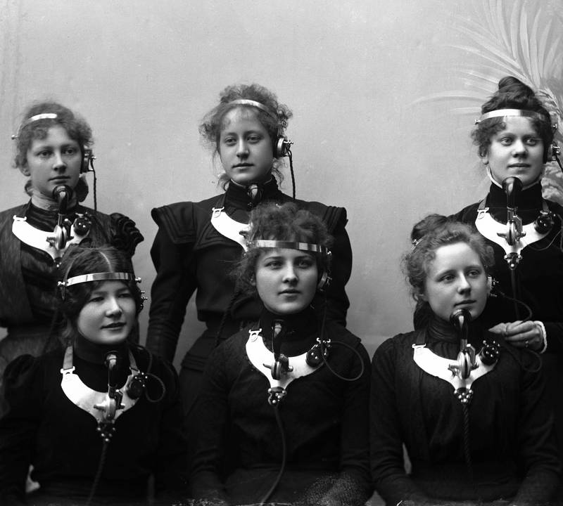 Telefondamer ved Kristiania Telefonselskabs talestasjon i 1899. 