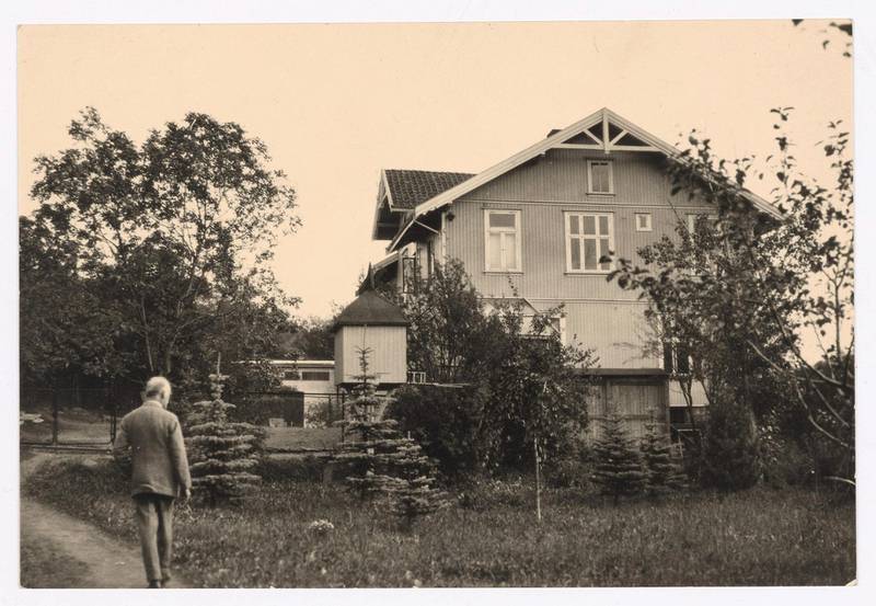 Munch utenfor sin villa Ekely, som senere ble revet.                          Foto: Munchmuseet