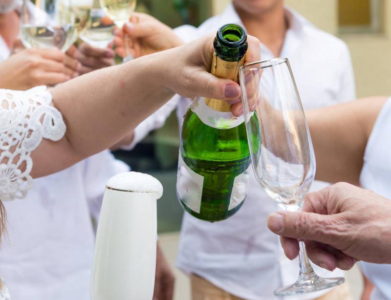 Forskning viser at tenåringer med foreldre som har klare avtaler og regler rundt alkohol, drikker mindre enn jevnaldrende som ikke har slike avtaler.Foto: iStock