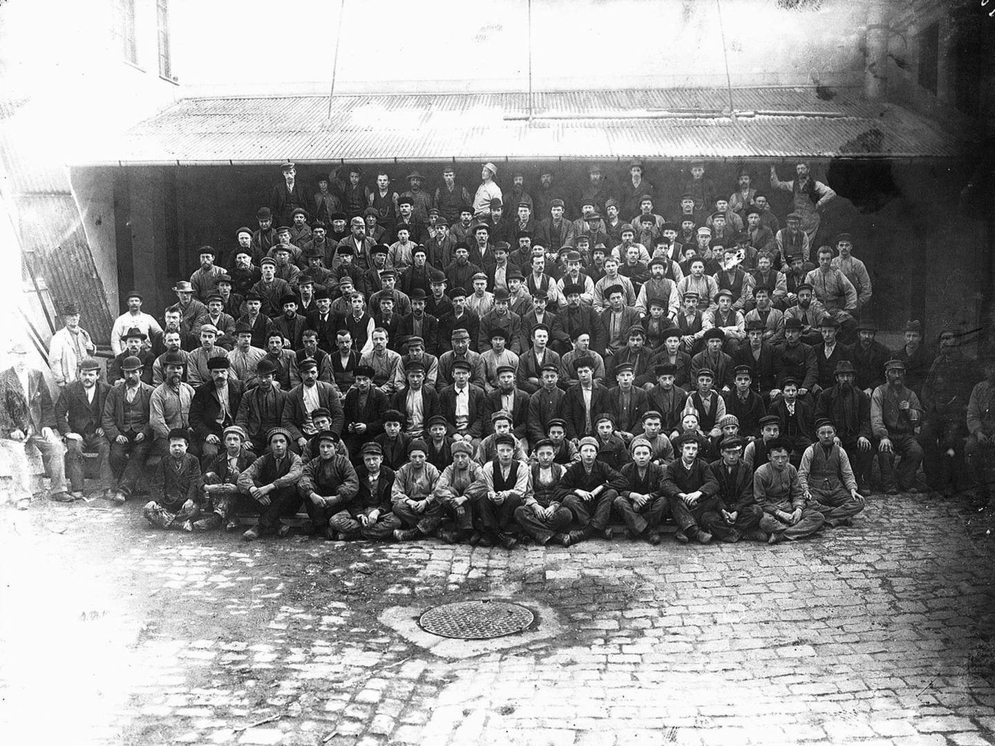 Bildet viser de ansatte ved Guldlistefabrikken. Bilde: Ludwik Szacinski de Ravics