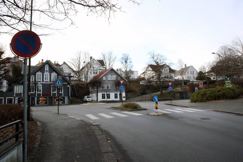 Rundkjøringen der Kirkegårdsveien møter Lagårdsveien foreslås erstattet med et T-kryss med lyssignal som gir busser førsteprioritet.