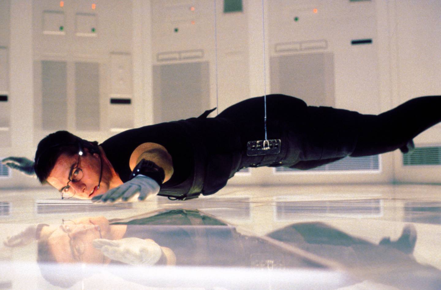 At Tom Cruise gjorde sine egne stunt gjorde oppsikt allerede i 1996, der han hang og balanserte i vaiere under en aksjon i den første «Mission: Impossible». Det var bare barnemat, i forhold til de dødsforaktende stunt Hollywood-stjernen  har begått i disse filmene siden.