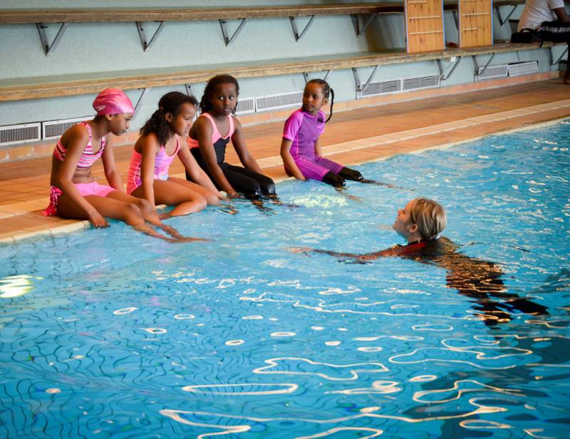 Instruktøren fra Moss Svømmeklubb demonstrer grunnleggende svømmetak før jentene selv får lov til å hoppe i vannet. FOTO: KAJA KIRSEBOM