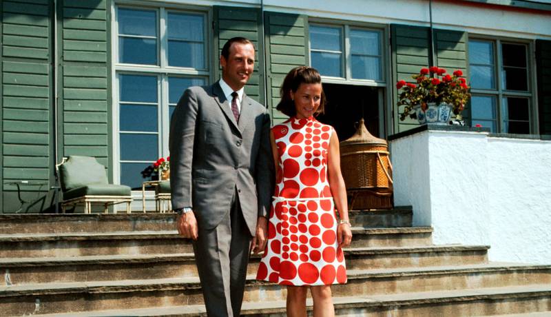 Asker 1969: Kronprinsesse Sonja og kronprins Harald sammen på trappen foran sitt daværende hjem, Skaugum. FOTO: NTB SCANPIX