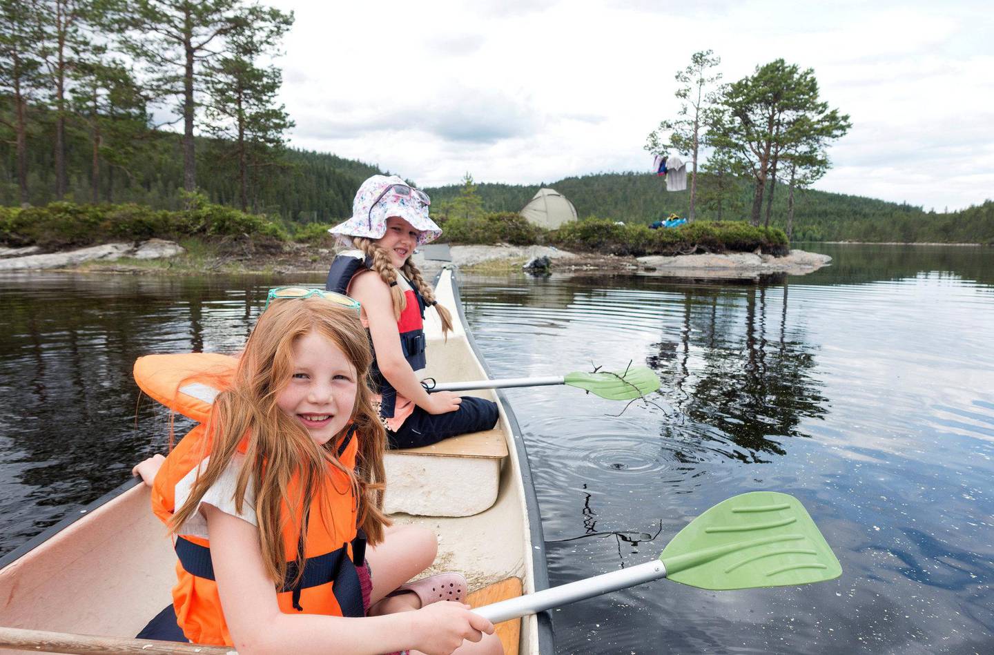 Med en bred og stabil kano kan både barn og voksne føle seg trygge på rolige vann. Men glem aldri redningsvesten.
Foto: Gorm Kallestad/NTB scanpix
