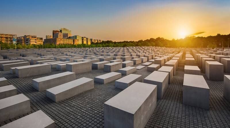 Det jødiske holocaust-minnesmeket i Berlin ligger rett ved Brandenburger Tor. FOTO: ISTOCK