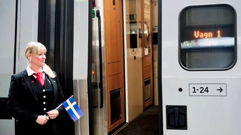 En konduktør foran toget som betjener den nye hurtigtoglinjen mellom Stockholm og Oslo ved spor 19 på Oslo Sentralstasjon åpningsdagen 10. august i år. FOTO: Jon Olav Nesvold/NTB scanpix